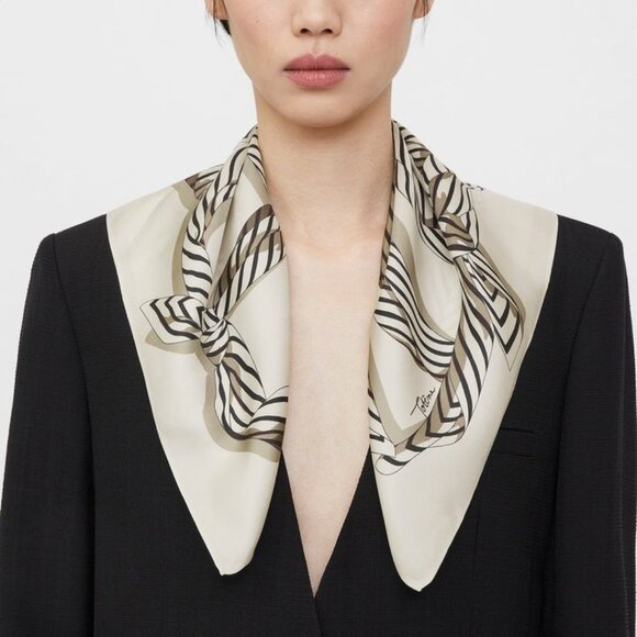 TOTEME ! 100% Silk Scarf , knotted Monogram (57X57CM) - Picture 2 of 11